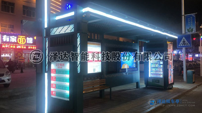 自动售卖机式的候车亭已安装完成，点亮了河北省夜间的星空
