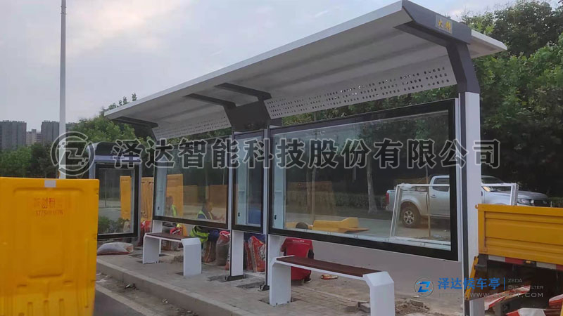 江苏省的徽派色候车亭已安装完成，为市民出行提高便利(图4)